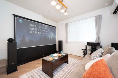 落ち着いたお部屋の中で100インチの大画面と４chの音響をお楽しみいただけます。１〜６人くらいでお使いいただくことができ、飲食物の持ち込みや料理も可能です。 - スマートホームシアター横浜中華街 Smartホームシアター横浜中華街の室内の写真
