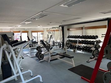 筋トレマシンが充実したトレーニングルーム、プロ仕様マシン完備+多目的道場(柔術・ヨガ等)約40畳に床マット3枚重(厚さ45㎜) - 2階ガチ向けトレーニングジム+3階多目的ルーム使い方自由