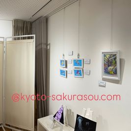 学生さんの展覧会が開催されました。 - アートスポット櫻奏 一軒家貸切の室内の写真