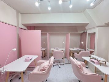 仕切りありでプライベートな空間で
月貸し相談可能♡ - BeyondCute-ネイル専用シェアサロン- ネイルレンタルスペースの室内の写真