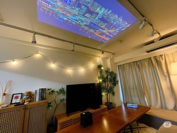 天井にも投影も★高画質・重低音。高音質のプロジェクター（映画鑑賞・音楽鑑賞にも最適）友達とねころんでゆっくり推し活☺ - ベルメゾン池袋  【NEW✨】レンタルスペース　ベル池袋　駅３分　コンビニ０分の設備の写真