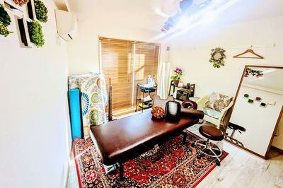 ※写真は浦和店です　秋から3月迄は赤いラグとなります - 【NEW】レンタルサロン国立駅南口店 レンタルサロン国立※写真は大宮駅東口店　この様な感じとなります。の室内の写真