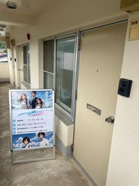 ドアの前に看板があります。
URLでのオート施錠できますのでご安心ください。 - 第３さくらハイム３０６号室 セルフ脱毛サロン　LUCE　（ルーチェ）の室内の写真