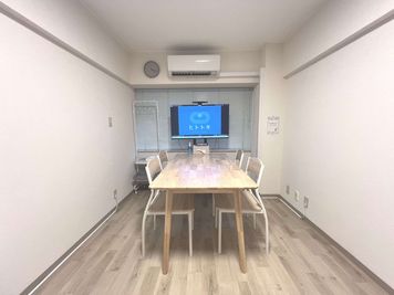 ブラインド仕様で自然光も取り入れられます♪ - ヒトトキ人形町店 ヒトトキ人形町店　24H利用可能なマルチスペース🏠の室内の写真