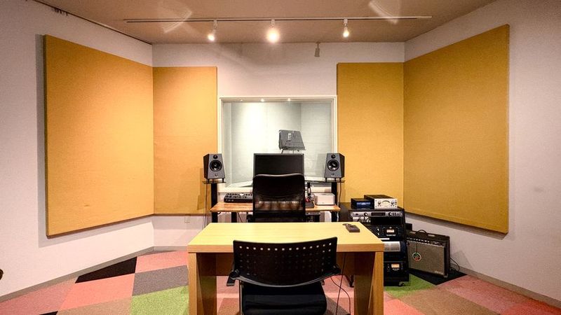 ３人がけソファーと椅子２つ。待合室もございます。 - MONOLITHIC STUDIOの室内の写真