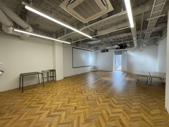 UKISMILE Bldg. 新大阪駅前レンタルスペース（研修・講義用）の室内の写真