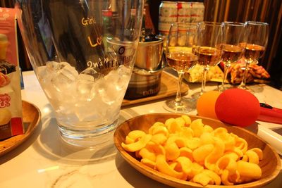 お酒とお菓子も販売中 - Asian Cabin Club 複合ネットカフェ施設 カラオケ個室3 DAM設備 オシャレな部屋で歌おうの室内の写真