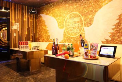 Asian Cabin Club 複合ネットカフェ施設 カラオケ個室3 DAM設備 オシャレな部屋で歌おうの室内の写真