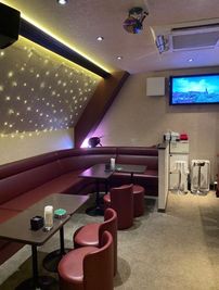 新橋駅徒歩4分🛜Wi-Fi完備🎤DAM最新カラオケ完備🙆‍♂️ミニステージ有りの昭和歌謡バー - UNO