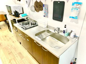 二口ガスコンロにかなりキッチン用具や調味料が充実しています - rental lounge浦和 浦和新築マルチスペースの室内の写真