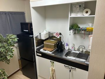 レンジ、冷蔵庫、ティファールは完備しておりますが調理は出来ません - 水天宮シアタールーム 水天宮2分85インチ液晶🚿シャワー🎬映画鑑賞🏠24Hデートの室内の写真