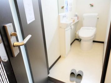 店内にトイレ完備 - B' PRODUCE 尾張旭店 【ビープロデュース】 レンタルビューティサロンの設備の写真