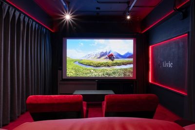 大迫力100㌅スクリーンで専用映画館に🤩 - Aivicシネマルーム池袋東口の室内の写真
