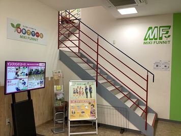 スクール入り口
バッティングセンター受付正面の赤い手すりの階段を上ってください - MIKI・ファニット西校（運動、ダンススクール） レンタルスタジオの入口の写真