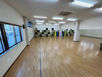 広い室内
一面鏡も貼っています - MIKI・ファニット西校（運動、ダンススクール） レンタルスタジオの室内の写真