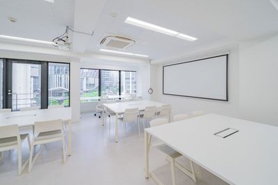 100インチスクリーンとプロジェクタを完備（有償オプション） - SPOT渋谷六本木通りSIRO 築浅！渋谷駅近接デザイナーズスペース（2025年1月オープン）の室内の写真