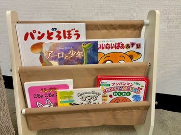 お子様向けの絵本もあります🎵 - 🚢元町・神戸ハーバーランドumie🌟 ボードゲーム🎮 神戸元町 駅徒歩2分🚶シアタースペース🎥 24時間OK🎉の設備の写真