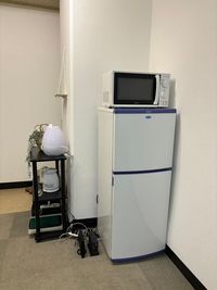 冷蔵庫、電子レンジ、ポットは無料で利用OK - 🚢元町・神戸ハーバーランドumie🌟 ボードゲーム🎮 神戸元町 駅徒歩2分🚶シアタースペース🎥 24時間OK🎉の設備の写真