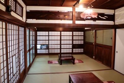 1階和室。机は大小複数ご用意があります。人数に合わせてご利用いただけます。 - 古民家オープンシェアスペース八百宿（やおやど）の室内の写真