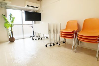 お気軽会議室　新大阪 ソレイユ新大阪　会議室の室内の写真