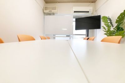 お気軽会議室　新大阪 ソレイユ新大阪　会議室の室内の写真