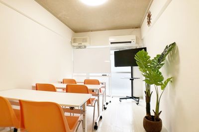 お気軽会議室　新大阪 ソレイユ新大阪　会議室の室内の写真