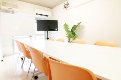 お気軽会議室　新大阪 ソレイユ新大阪　会議室の室内の写真