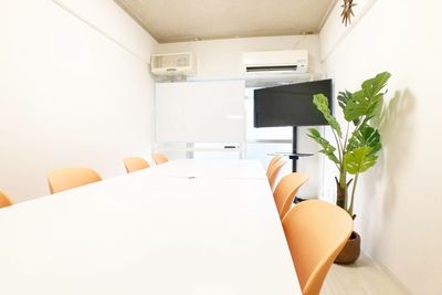 お気軽会議室　新大阪 ソレイユ新大阪　会議室の室内の写真