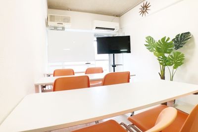 お気軽会議室　新大阪 ソレイユ新大阪　会議室の室内の写真