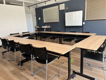 会議椅子テーブルホワイトボード
 - Ｃｈｅｅｒ’ｓ レンタルスペースの室内の写真