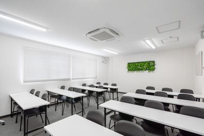 【新大阪駅徒歩3分】最大25名/大画面モニタ/マイク2本無料設備充実！会議、研修セミナーに！ - COCO会議室★新大阪2号店