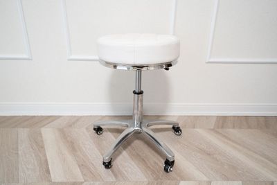 施術用スツール２脚 - シャイジール千種の設備の写真