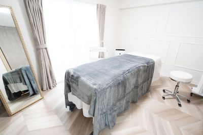 自然光あふれる施術ベッドの部屋 - シャイジール千種の室内の写真