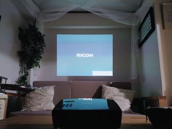 スマートテレビ（55P8S） or プロジェクター（RICOH PJ K110）+MDMI接続をご利用いただけます。 - CASA代々木 【早朝用】レンタルスペースの室内の写真