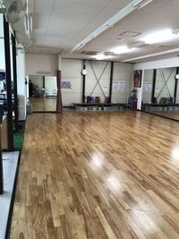 大きな鏡とダンスフロア - ダンスファッションつちやの室内の写真