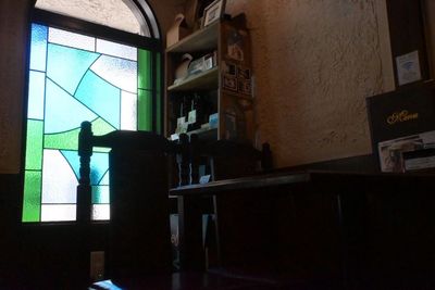 レトロな純喫茶、店内に瓦！？　こだわりのステンドグラスのある喫茶店 - ロクショウ珈琲店