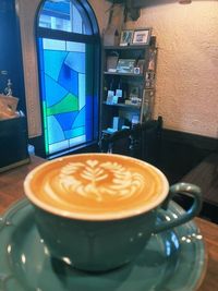 厨房から撮ったステンドグラスです。 - ロクショウ珈琲店の室内の写真
