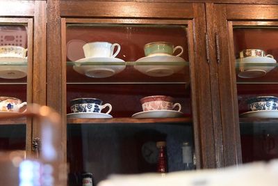 こだわりのコーヒーカップが食器棚に並びます。 - ロクショウ珈琲店の設備の写真
