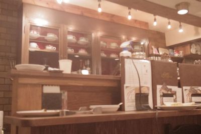 カウンターと照明がいい雰囲気を醸し出します。 - ロクショウ珈琲店の設備の写真