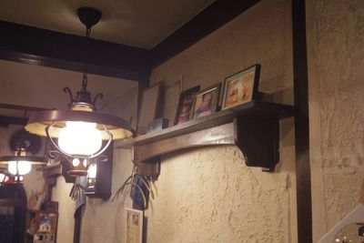 店内にはポストカードやコーヒー器具が飾られています。 - ロクショウ珈琲店の設備の写真
