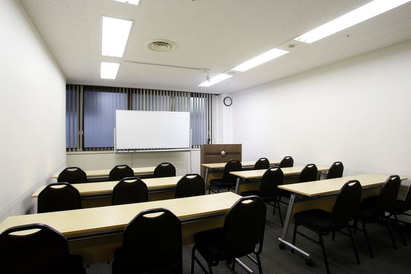 402号室（初期配置：机やイスは隅に寄せてあります） - アットビジネスセンターサテライト品川・五反田