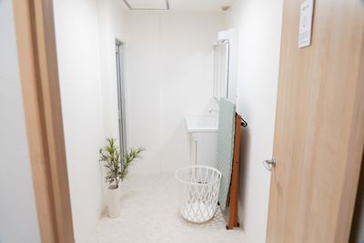 studio ideal お風呂・洗面台・洗濯機のある明るい大理石調のフロア【スタジオL】の室内の写真