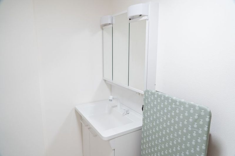 お風呂・洗面台・洗濯機のある明るい大理石調のフロア【スタジオL】 - studio ideal