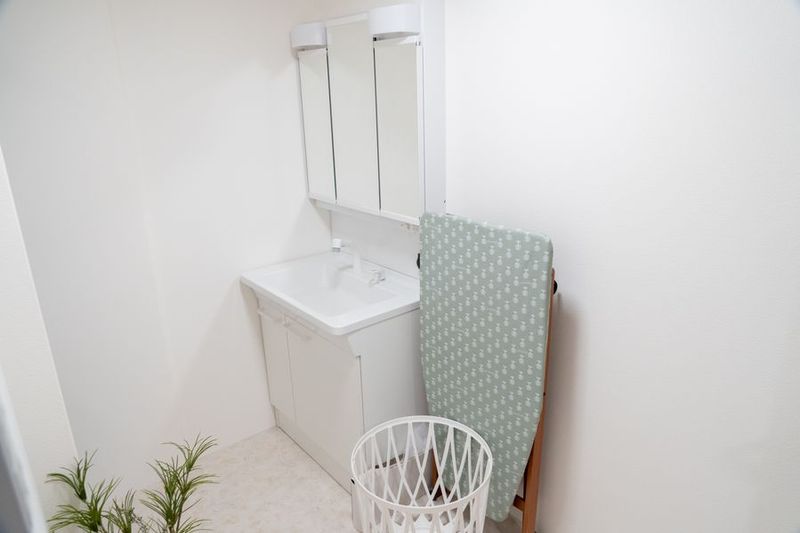 お風呂・洗面台・洗濯機のある明るい大理石調のフロア【スタジオL】 - studio ideal