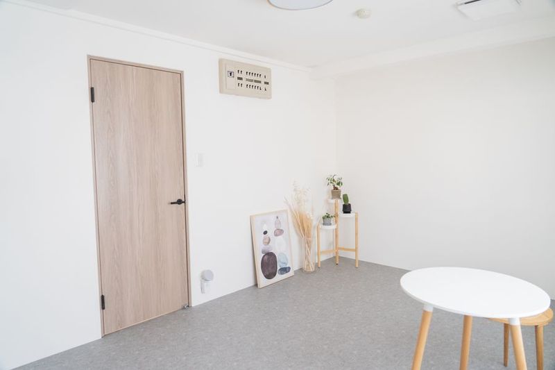 ホワイトとアクセントのグレーのスタイリッシュな空間【スタジオI】 - studio ideal