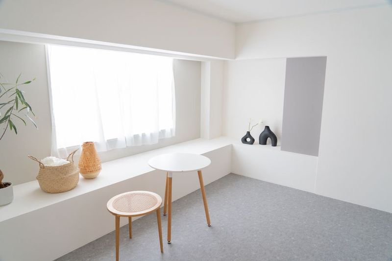 ホワイトとアクセントのグレーのスタイリッシュな空間【スタジオI】 - studio ideal