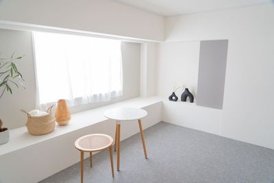 studio ideal ホワイトとアクセントのグレーのスタイリッシュな空間【スタジオI】の室内の写真
