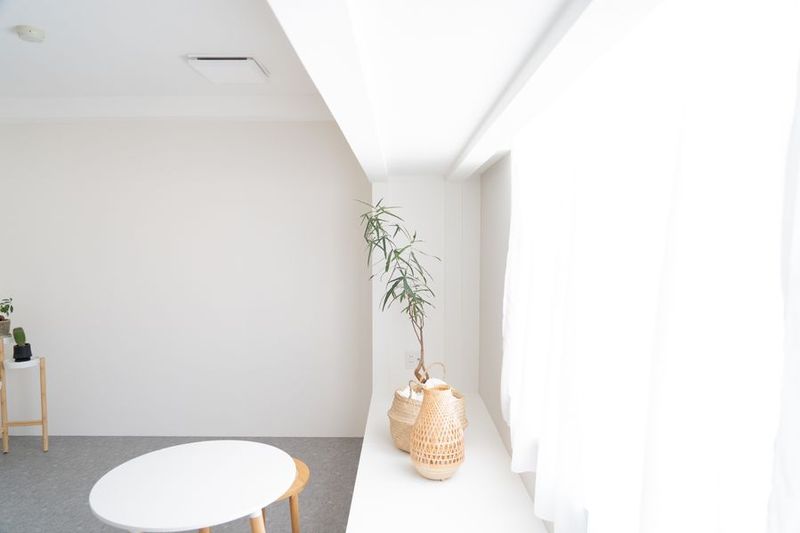 ホワイトとアクセントのグレーのスタイリッシュな空間【スタジオI】 - studio ideal