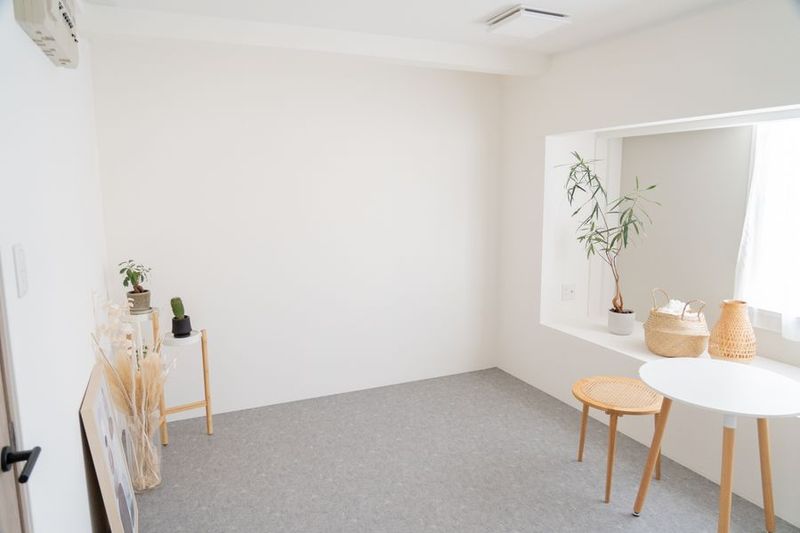 ホワイトとアクセントのグレーのスタイリッシュな空間【スタジオI】 - studio ideal