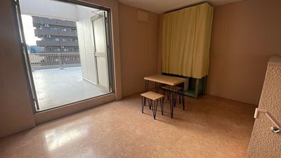 踊り場スペースございます。
空調設備がございませんのであらかじめご了承ください。
 - 高槻初！屋上レンタルスペース　(株)サンワコーポレーション 屋上レンタルスペースの室内の写真